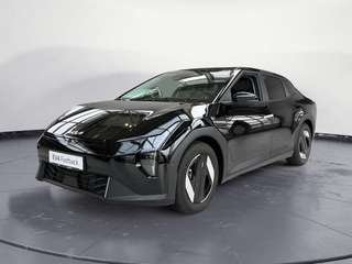 Schräge Frontansicht auf einen Kia EV4 , freigestellt