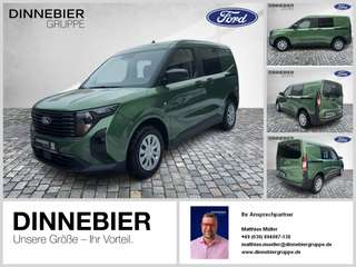 Schräge Frontansicht auf einen Ford Transit Courier , freigestellt