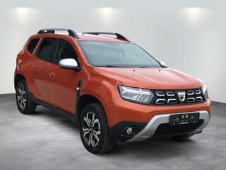 Schräge Frontansicht auf einen Dacia Duster , freigestellt