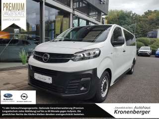Schräge Frontansicht auf einen Opel Vivaro , freigestellt
