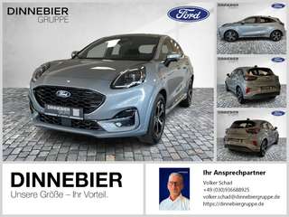 Schräge Frontansicht auf einen Ford Puma , freigestellt