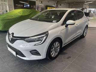 Schräge Frontansicht auf einen Renault Clio , freigestellt