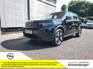 Schräge Frontansicht auf einen Opel Frontera , freigestellt