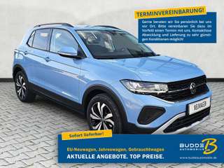 Schräge Frontansicht auf einen Volkswagen T-Cross , freigestellt