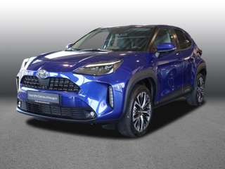 Schräge Frontansicht auf einen Toyota Yaris Cross , freigestellt