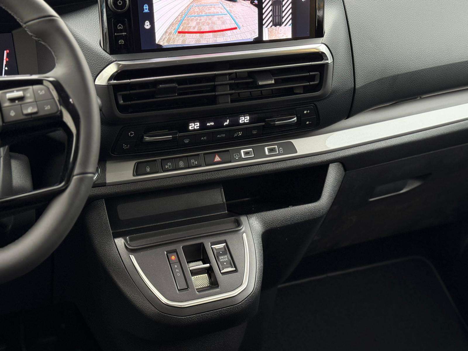 Fahrzeugbild eines Peugeot Traveller