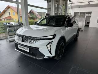 Schräge Frontansicht auf einen Renault Scenic E-TECH , freigestellt