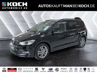 Schräge Frontansicht auf einen Volkswagen Touran , freigestellt