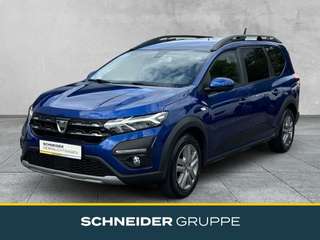 Schräge Frontansicht auf einen Dacia Jogger , freigestellt