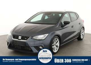 Schräge Frontansicht auf einen SEAT Ibiza , freigestellt
