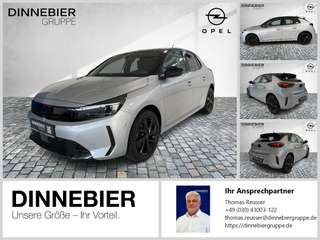 Schräge Frontansicht auf einen Opel Corsa , freigestellt