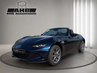 Schräge Frontansicht auf einen Mazda MX-5 , freigestellt