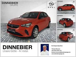 Schräge Frontansicht auf einen Opel Corsa , freigestellt