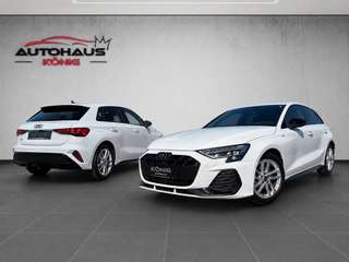 Schräge Frontansicht auf einen Audi A3 , freigestellt