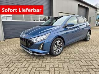 Schräge Frontansicht auf einen Hyundai i20 , freigestellt