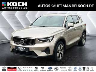 Schräge Frontansicht auf einen Volvo XC40 , freigestellt