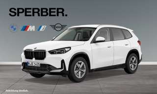 Schräge Frontansicht auf einen BMW X1 , freigestellt