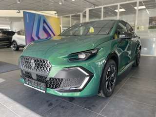 Schräge Frontansicht auf einen Renault Clio , freigestellt