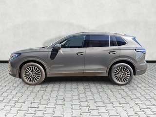 Schräge Frontansicht auf einen Volkswagen Tiguan , freigestellt