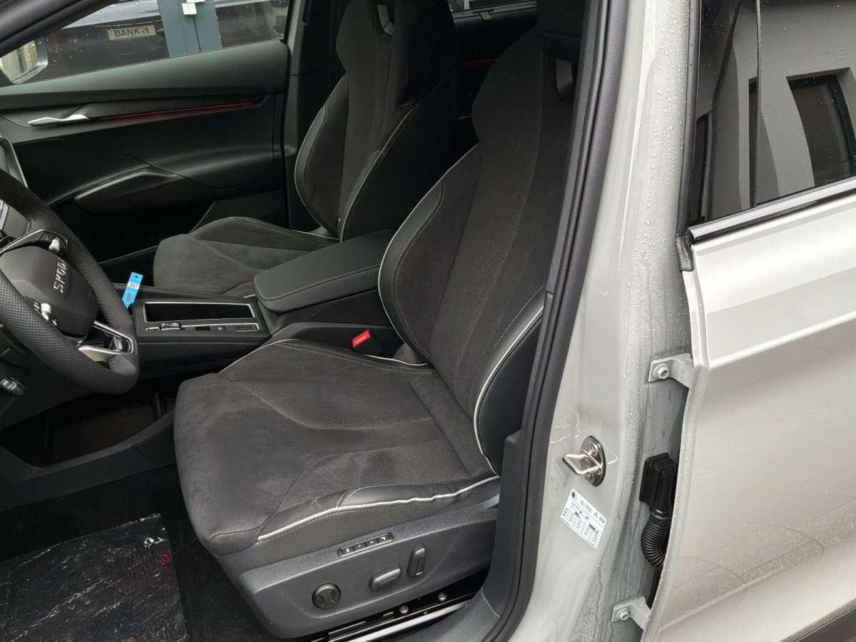 Fahrzeugbild eines Skoda ELROQ