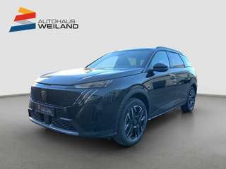 Schräge Frontansicht auf einen Peugeot 5008 , freigestellt
