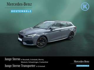 Schräge Frontansicht auf einen CUPRA Leon , freigestellt
