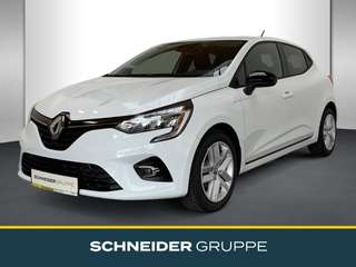 Schräge Frontansicht auf einen Renault Clio , freigestellt