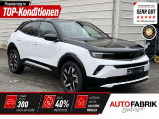 Schräge Frontansicht auf einen Opel Mokka , freigestellt