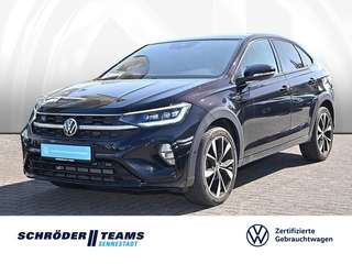 Schräge Frontansicht auf einen Volkswagen Taigo , freigestellt