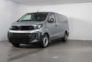 Schräge Frontansicht auf einen Opel Vivaro , freigestellt
