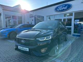 Schräge Frontansicht auf einen Ford Kuga , freigestellt