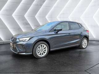 Schräge Frontansicht auf einen SEAT Ibiza , freigestellt