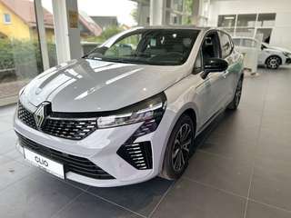Schräge Frontansicht auf einen Renault Clio , freigestellt