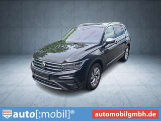 Schräge Frontansicht auf einen Volkswagen Tiguan Allspace , freigestellt