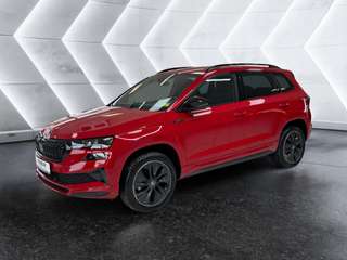 Schräge Frontansicht auf einen Skoda Karoq , freigestellt
