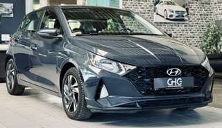 Schräge Frontansicht auf einen Hyundai i20 , freigestellt