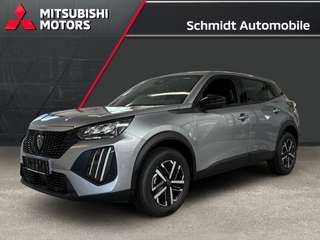 Schräge Frontansicht auf einen Peugeot 2008 , freigestellt