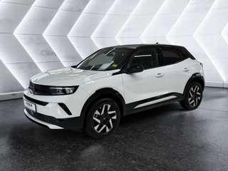 Schräge Frontansicht auf einen Opel Mokka , freigestellt