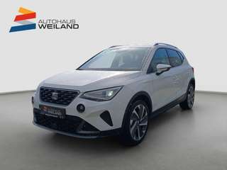 Schräge Frontansicht auf einen SEAT Arona , freigestellt
