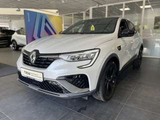 Schräge Frontansicht auf einen Renault Arkana , freigestellt