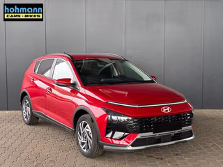 Schräge Frontansicht auf einen Hyundai Bayon , freigestellt