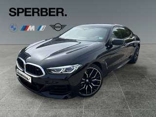 Schräge Frontansicht auf einen BMW 8er-Reihe , freigestellt