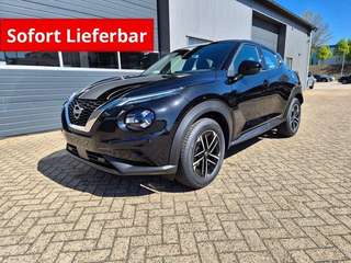 Schräge Frontansicht auf einen Nissan JUKE , freigestellt