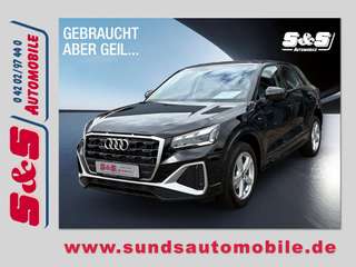 Schräge Frontansicht auf einen Audi Q2 , freigestellt
