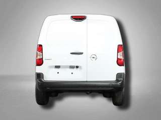 Schräge Frontansicht auf einen Opel Combo , freigestellt