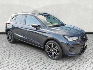 Schräge Frontansicht auf einen SEAT Arona , freigestellt