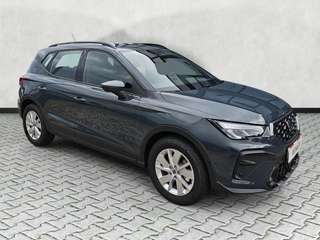 Schräge Frontansicht auf einen SEAT Arona , freigestellt