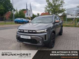 Schräge Frontansicht auf einen Dacia Duster , freigestellt