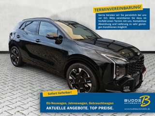 Schräge Frontansicht auf einen Kia Sportage , freigestellt