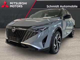 Schräge Frontansicht auf einen Nissan Qashqai , freigestellt
